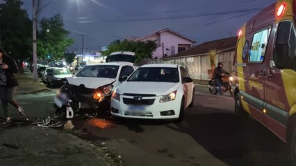 Batida entre Uno e Cruze é registrada na Rua Fortaleza em Cascavel