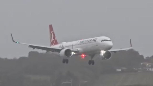 Edinburgh: Plane battles Storm Amy