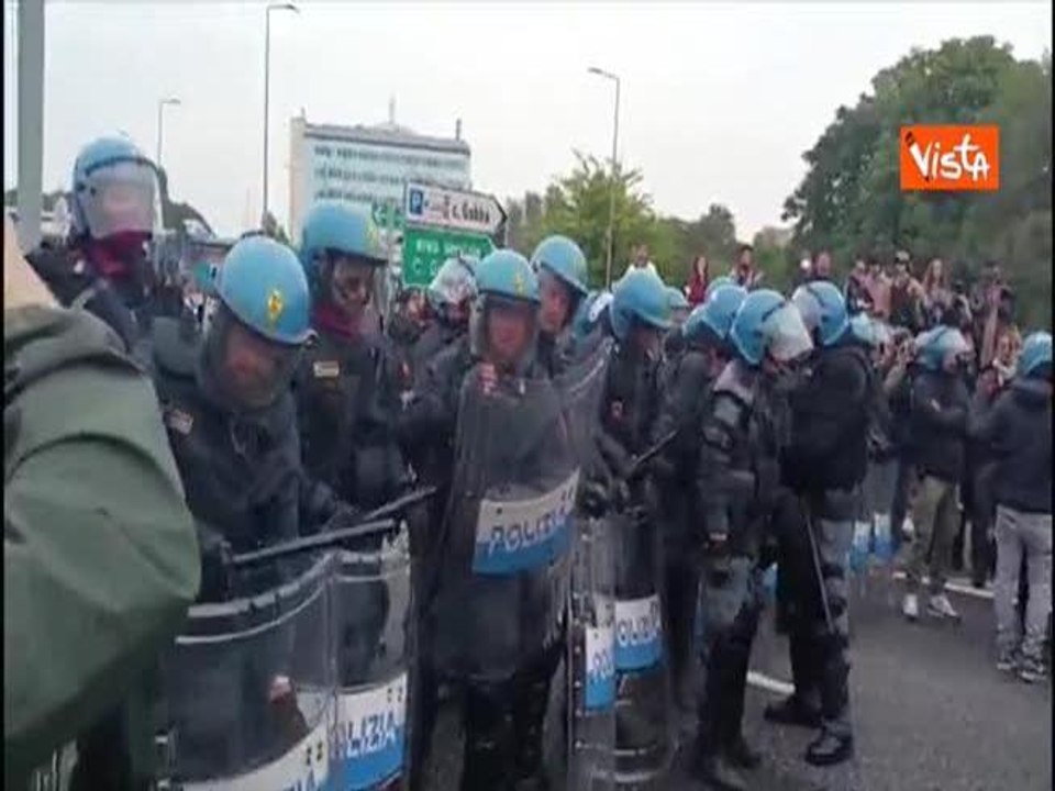 Corteo pro Gaza in Tangenziale est a Milano, la Polizia abbassa gli scudi, i manifestanti applaudono