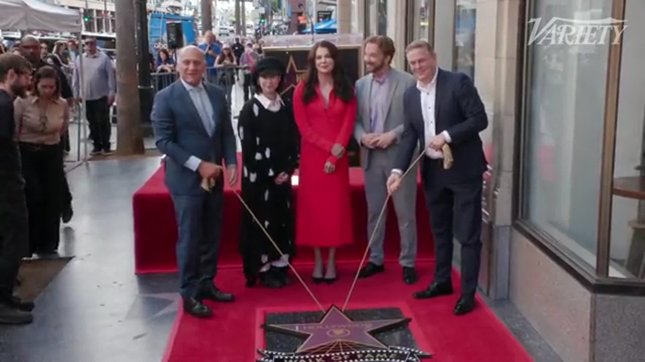 Lauren Graham star reveal on the Hollywood Walk of Fame - video Dailymotion