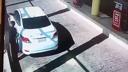 بالفيديو: شاب سعودي ينهال ضرباً على عامل بمحطة وقود