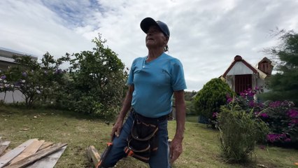 mqn-Este adulto mayor convierte madera olvidada en cabañas que cuentan historias-031025