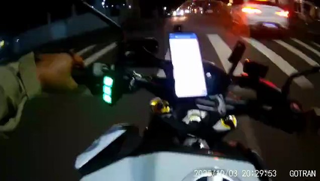 Homem sem CNH tenta fugir da PM pilotando moto com R$ 7 mil em débitos; Assista