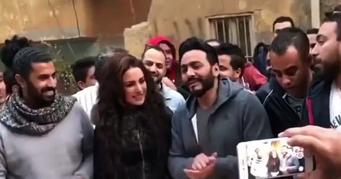 شاهدي كيف احتفل تامر حسني بعيد ميلاد درّة .. فيديو