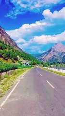 🚗✨ Winding roads of Gurez leading to the majestic peak of Habba Khatoon 🏔️💚 A journey where nature whispers poetry in every turn… 🌿🌄