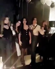 بالفيديو.. لقطة عفوية لهيفاء وهبي وسط أصدقائها