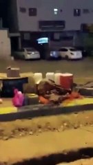 مواطن سعودي يستنكر معاملة إحدى الشركات لعمّالها بعد رؤيته لأحدهم يبيت بالشارع