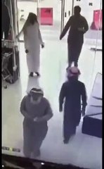 احدث حيل السرقة أمام أبواب المحلات