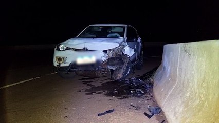 Kwid sai da pista e bate em mureta de concreto no viaduto da BR-163 em Cascavel