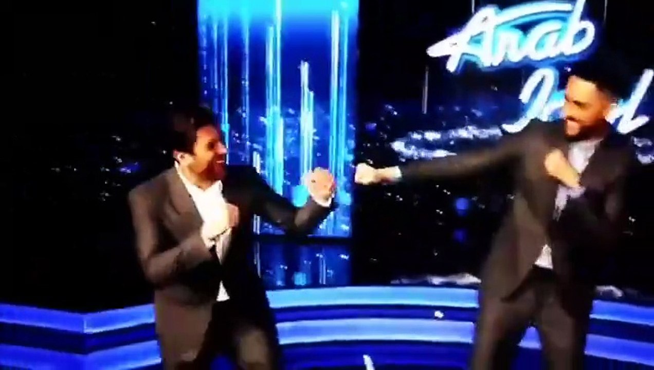 بالفيديو.. حسن الشافعي يلهو مع وائل كفوري في كواليس آراب أيدول