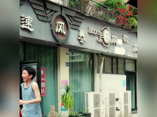 CEO resisted all women’s touch, but tightly hugged 18yo girl watching anime in the Internet café - English Sub