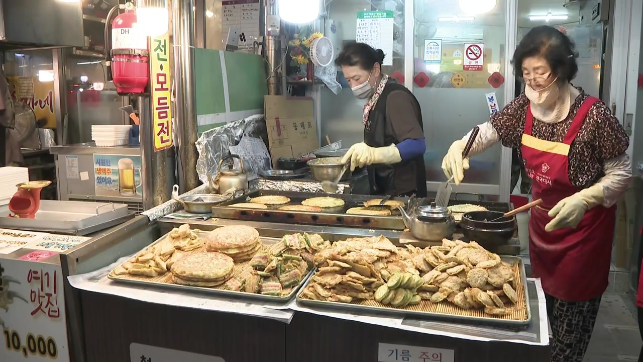 노릇한 전·싱싱한 과일...추석 앞둔 전통시장, 북적 / YTN