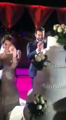 فيديو: شاهدي كيف فاجأ عمرو يوسف عروسه بـ "قبلة" بعد تقطيع التورتة
