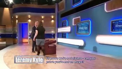 بالفيديو: فتاة تقتحم الاستوديو وتوسع المذيع ضرباً على الهواء مباشرة !!!
