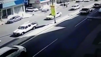 بالفيديو قائد مركبة يصدم مواطناً بمكة ويفر هارباً