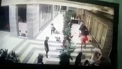 مشاجرة عنيفة بالعصي والمقاعد على سعودي في مجمع تجاري