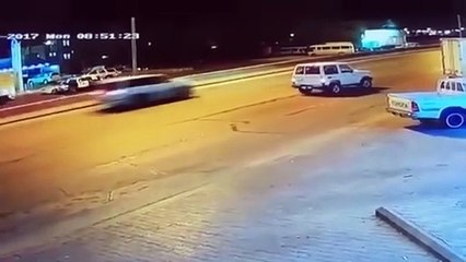 مشاجرة عنيفه بين اسرتين في احد الطرق تشعل مواقع التواصل