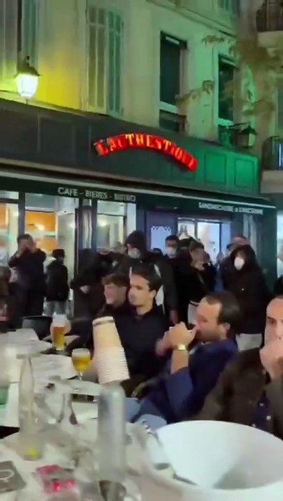 Marseille : Les images de militants du syndicat étudiant Uni violemment attaqués par plusieurs dizaines de personnes d'extrême gauche, alors qu'ils étaient tranquillement installés à la terrasse d’un bar, près de la place de la Castellane