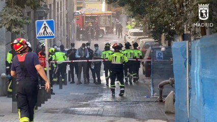 La Policía busca atrapados al derrumbarse un edificio en el centro de Madrid