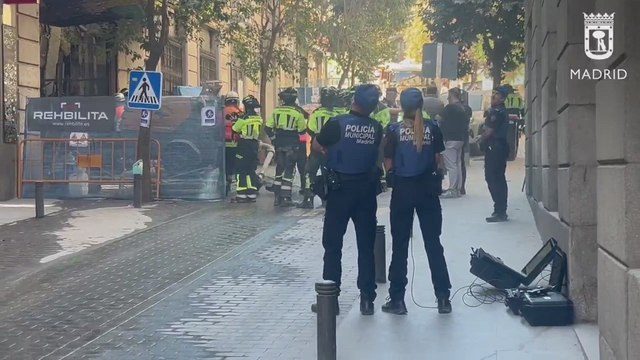 Varias dotaciones de los Bomberos de Madrid trabajando en C/Hileras tras derrumbe de varios forjados en un edificio en obras.