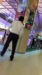بالفيديو.. في مول شهير بالرياض حاول أن يلقي هذا الرجل من الطابق الثالث بعد أن تحرّش بزوجته!!