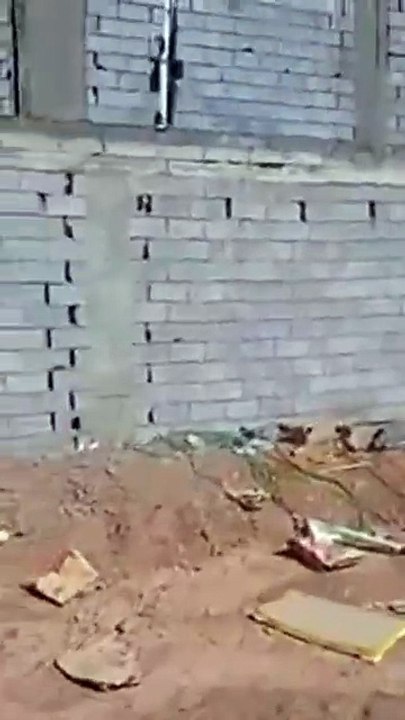 مواطن سعودي ينشر مقطع فيديو يظهر عيوب في بناء بعض الفلل بالسعودية
