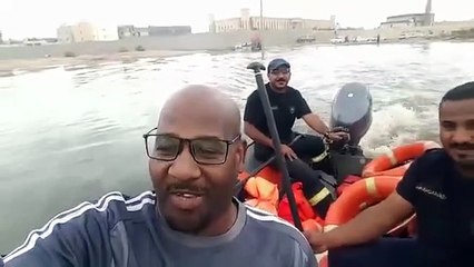 بالفيديو: قوارب الدفاع المدني تنقذ المواطنين، بعدما حولت الأمطار حي بالإحساء إلى بحيرة