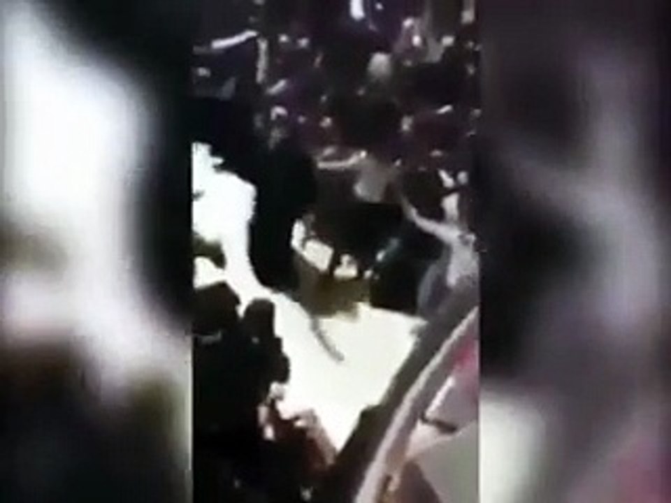 بالفيديو.. فوضى عارمة بسبب أحدي مشاهير «سناب شات» في احد المولات بالسعودية