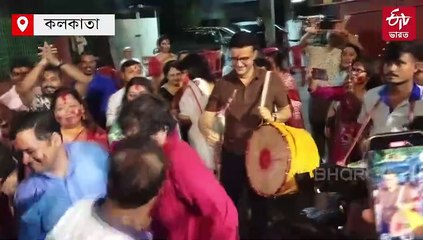 পাড়ার পুজোর বিসর্জনে ঢাক বাজালেন সৌরভ, সামিল হলেন ভাসানের নাচেও