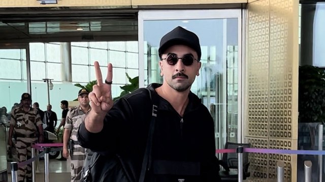 एयरपोर्ट पर ऑल ब्लैक लुक में दिखे Ranbir Kapoor