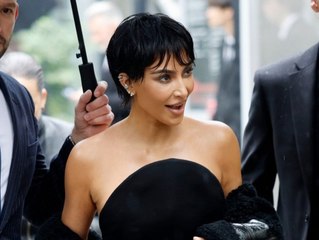 Ebenbild ihrer Mutter: Kim Kardashian mit Pixie-Cut in Paris
