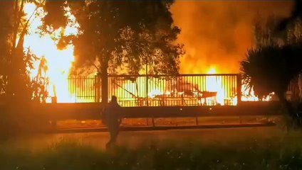 Gricignano (CE) - Incendio distrugge carri di carnevale dell'associazione "Coriandoli" (04.10.25)