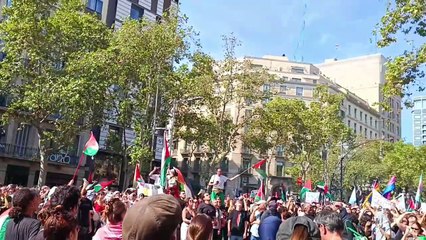 Suben una kufiya palestina a una farola del Passeig de Gràcia durante la manifestación de Barcelona.