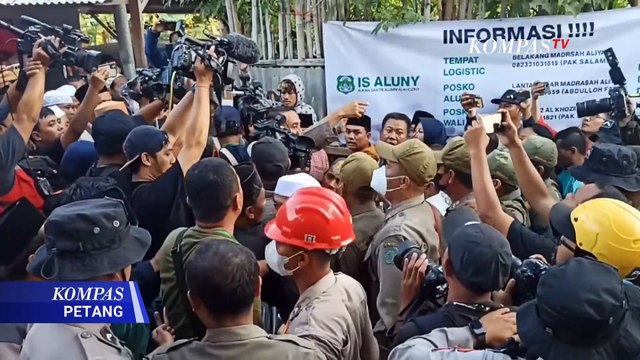 Tangis Keluarga Korban Desak Tim SAR Percepat Evakuasi Korban dari Runtuhan Ponpes Al Khoziny