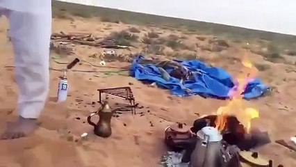 بالفيديو: سعودي يشوي حية ويأكلها مع أصدقائه