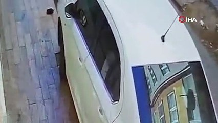 Yaşlı kadının altın kesesini kaldırımda unuttuğu anlar böyle görüntülendi