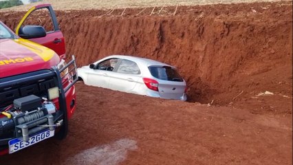 Carro cai em valeta e Corpo de Bombeiros é acionado em estrada rural de Cascavel