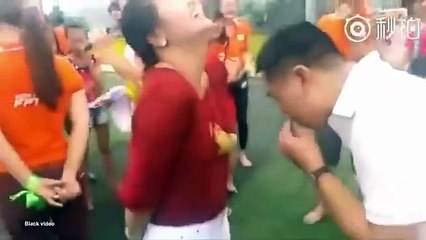 أغرب مسابقة من نوعها: الرجال يأكلون العنب المدلى من صدور النساء