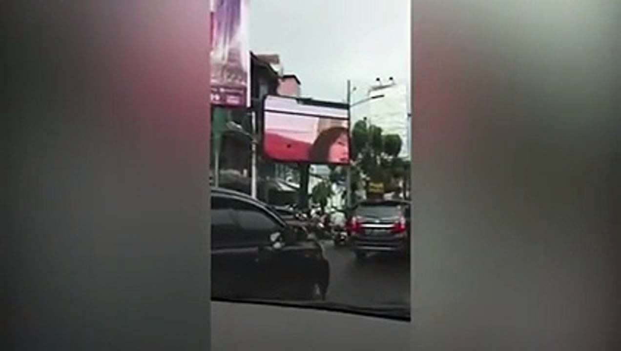 شاهدي ماذا حدث عندما بث "هاكر" فيلماً إباحياً على شاشة إعلانات ضخمة !!