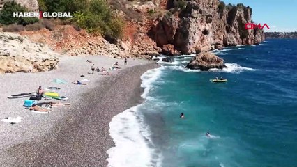 Konyaaltı Sahili yazı aratmadı, güneşli havayı fırsat bilenler denize girdi