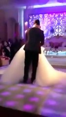 في موقف محرج عريس حاول حمل عروسه فسقطت منه أرضاً.. مشهد لا يفوتك!!