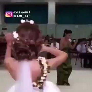 عروس تصدم المعازيم برقصها بخفة باستخدام السلاح الأبيض.. شاهدي اندماجها!