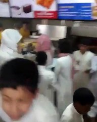 لن تصدقي ماذا حدث عندما عرض هذا المطعم وجبة مجانية للجماهير؟!