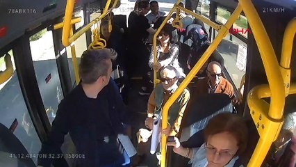 Minibüs sürücüsü, rahatsızlanan yolcuyu hastaneye yetiştirdi