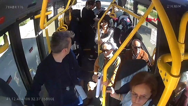 Minibüs sürücüsü, rahatsızlanan yolcuyu hastaneye yetiştirdi