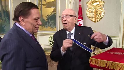 بالفيديو: ستتفاجئين من ردّ فعل عادل إمام على الرئيس التونسي عندما تحدّث معه بالفرنسية!