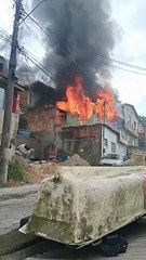 Incêndio destrói residência no Centro de Florianópolis; VÍDEO