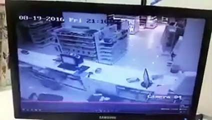 شاهدي بالفيديو عملية سطو مسلح على صيدلية بالسعودية