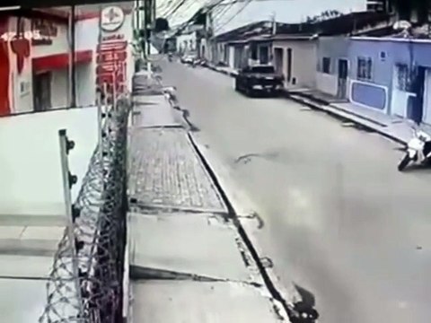 Câmera flagra van invadindo calçada e atingindo fachada de clínica, em Arapiraca