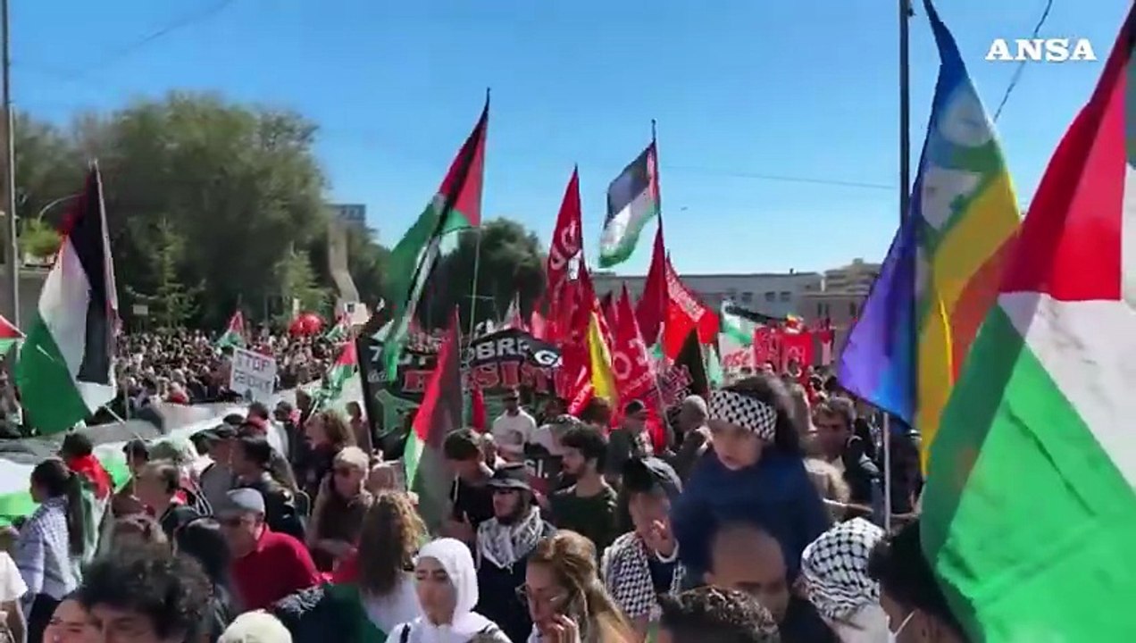 Corteo pro-Pal a Roma, decine di migliaia in piazza